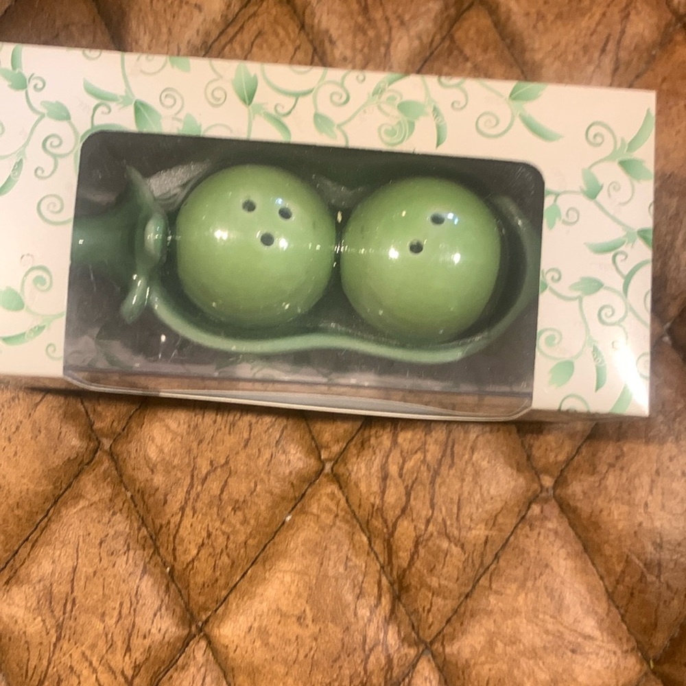 Kate Aspen Two peas in a pod ceramic salt/pepper shaker set. 2 sets